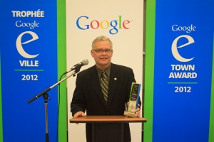 picture of the mayor of Duncan receiving the e-commerce award